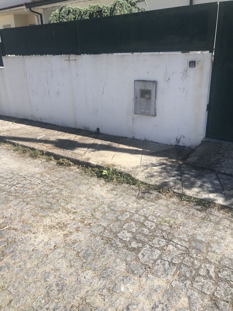 Cerca e portões em bom estado . Portão grande com braços eletricos.