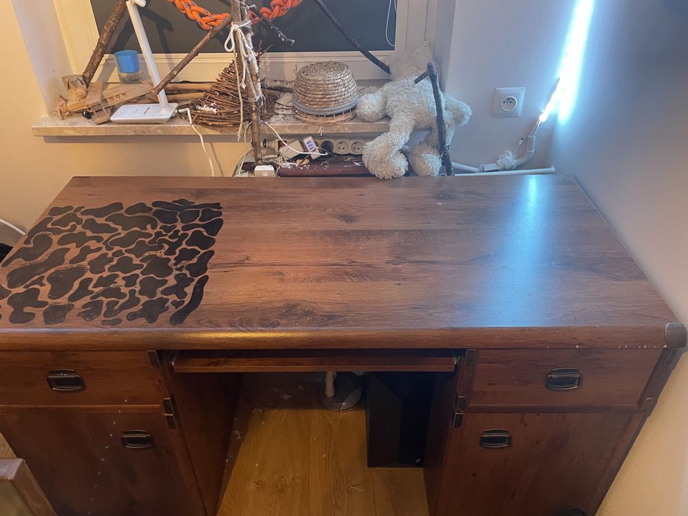 Pojemne biurko drewniane
