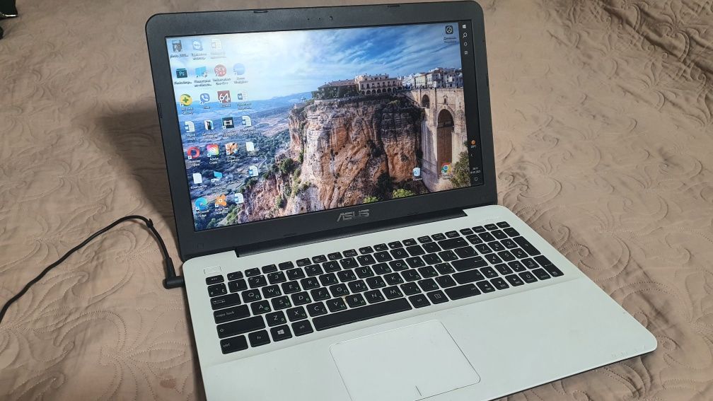 Ноутбук комп'ютер Asus білий