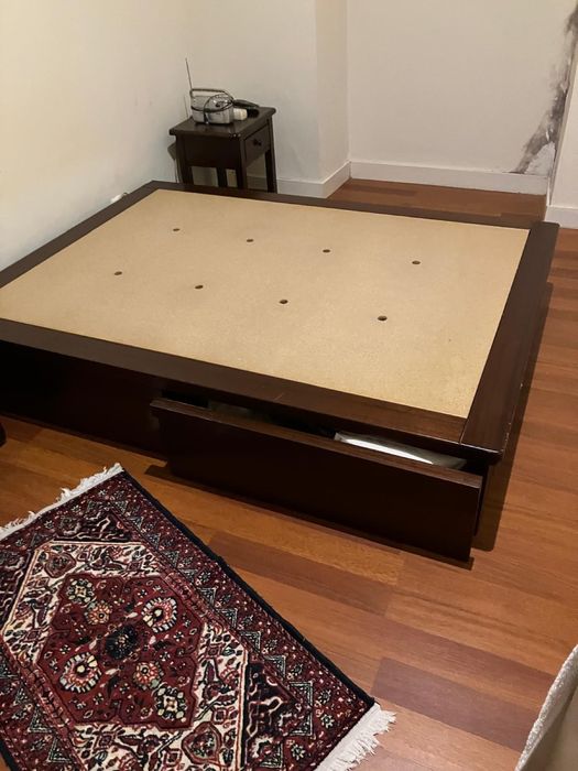 Cama, colchão e mesas cabeceira