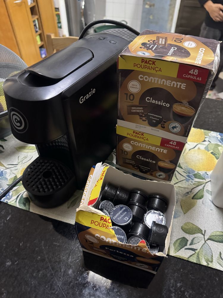 Maquina de cafe continente + 110 capsulas