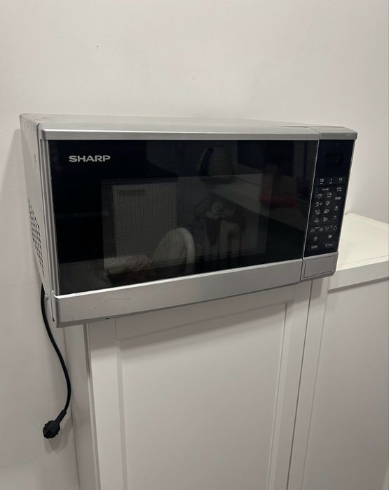 Srebrna mimrofalowka sharp 1200