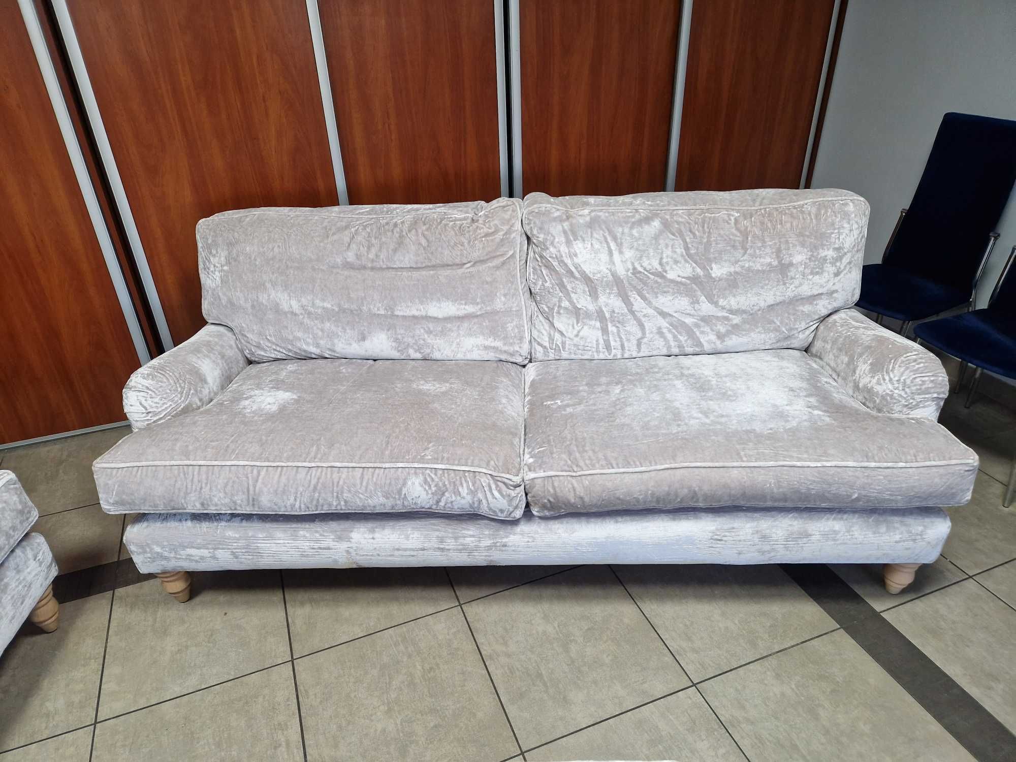 2 Sofy nierozkładane z podnóżkiem