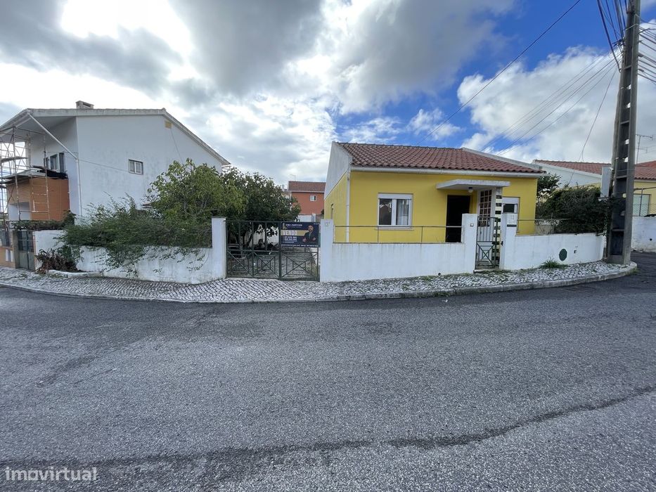 Moradia com 320m² de terreno e potencial incrível por apenas 385.000€