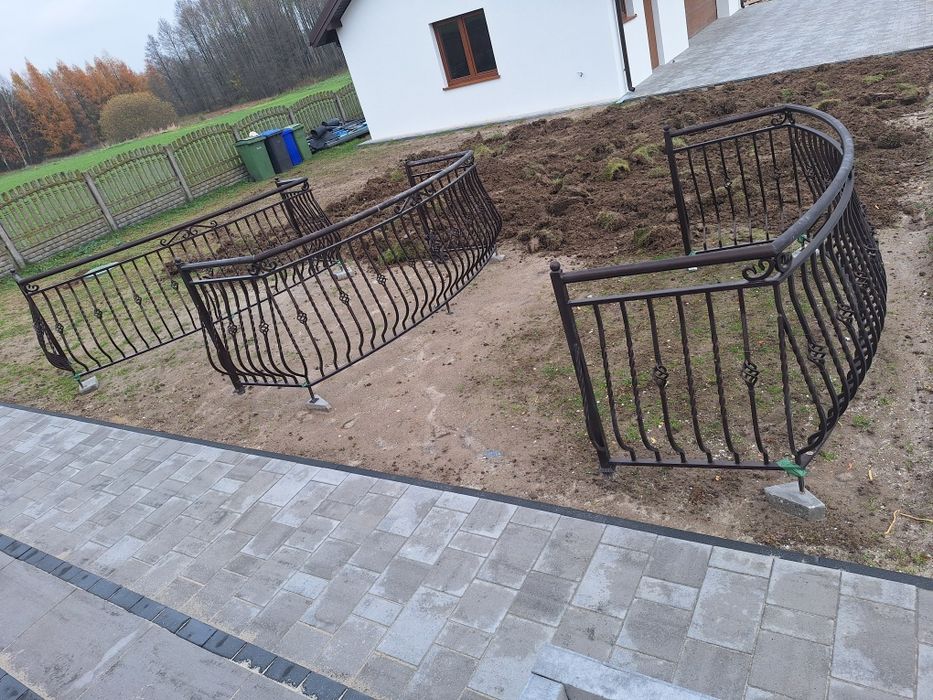 Balustrady balkonowe kute solide ładne.