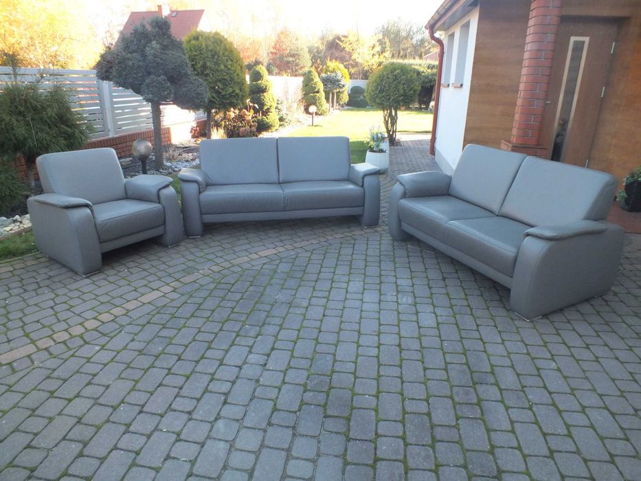 Wypoczynek skórzany firmy Mannmobilia kolor szary.