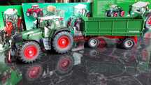 Siku 2967 Przyczepa Welger z ciagnikiem Fendt 930 1:32
