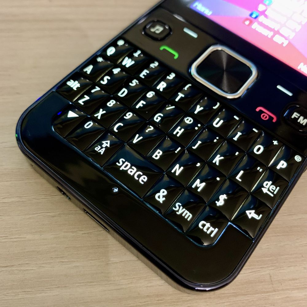 Продам Новий Мобільний Телефон Servo Ultra 700. NFC. 4 SIM. Акція!