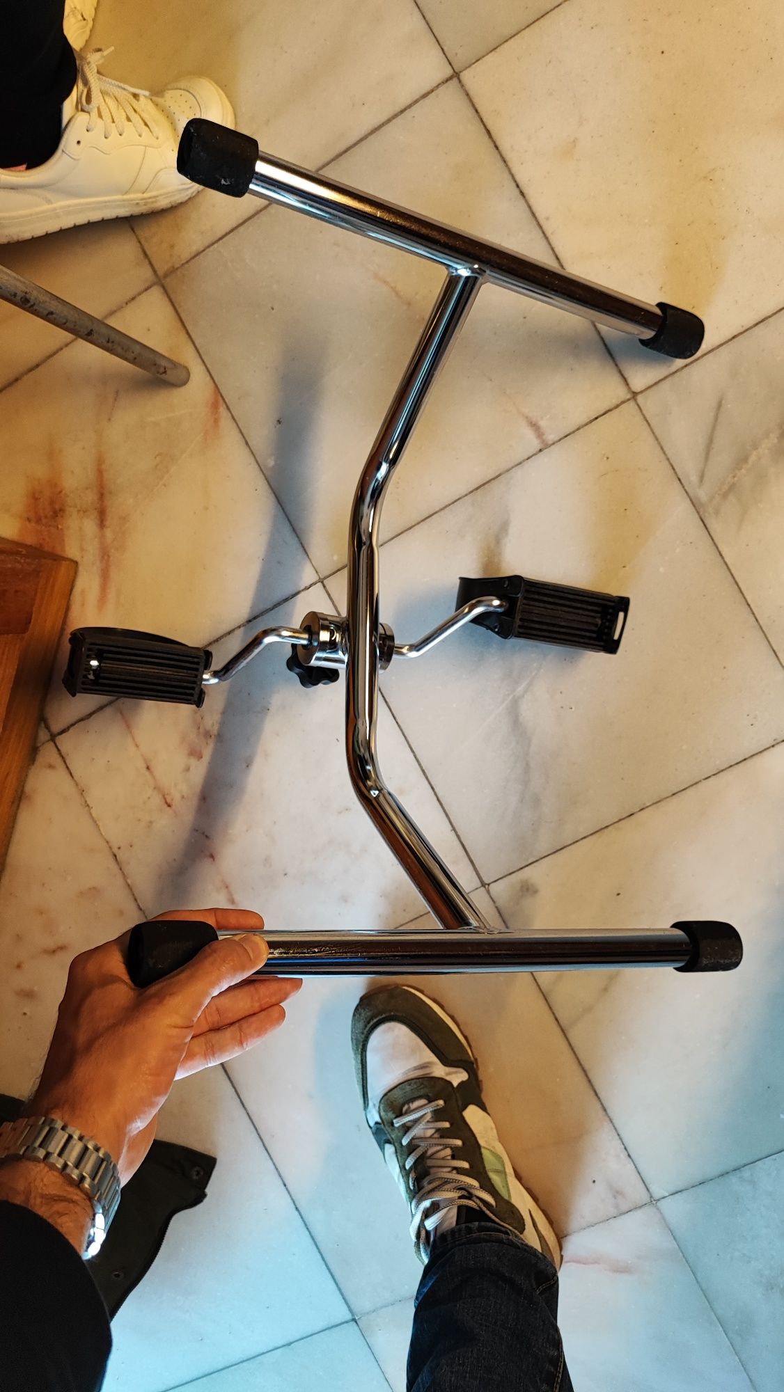 Pedaleira Nova para exercício em casa enquanto assiste TV