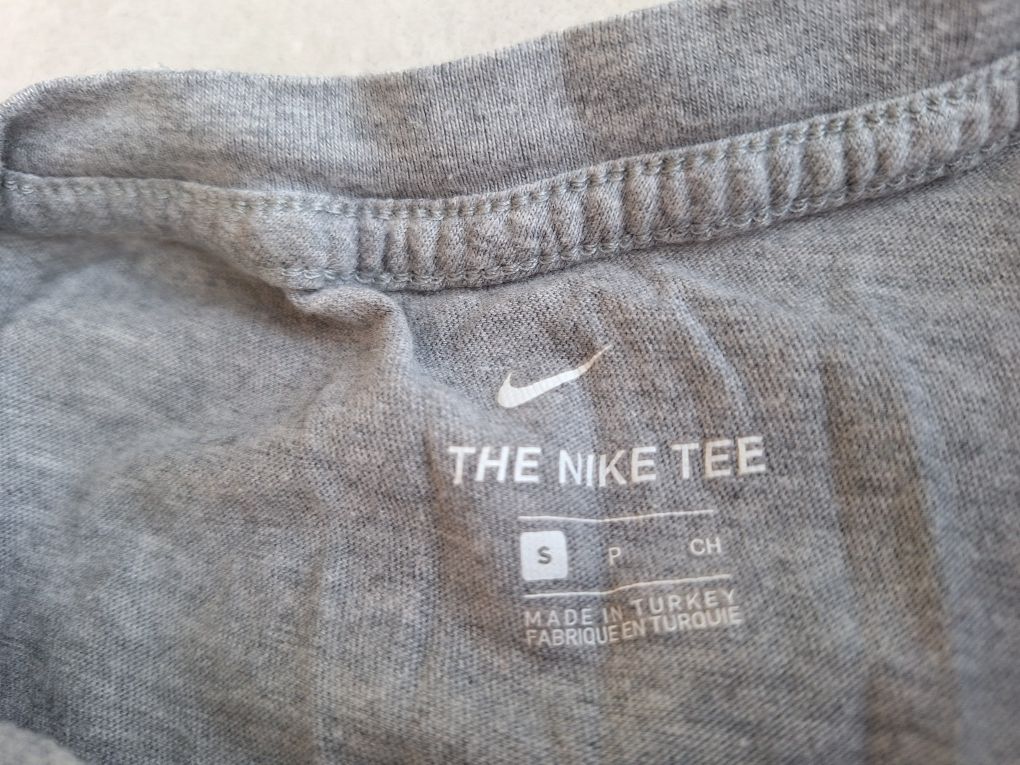 Krotki t-shirt crop koszulka Nike The Nike Tee