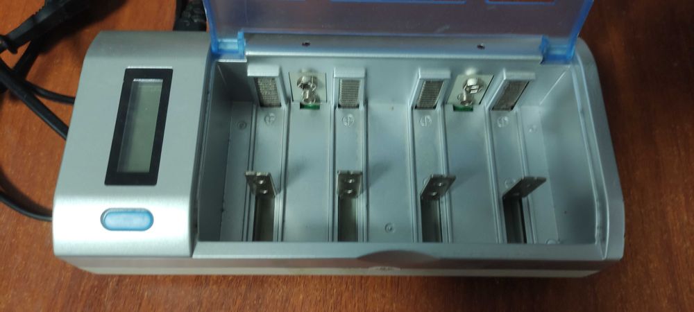 продам універсальний зарядний пристрій для батарейок