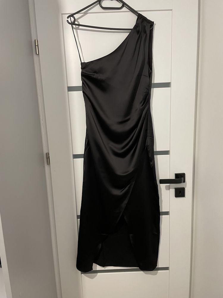 Czarna satynowa sukienka midi na jedno ramie drapowana nowa