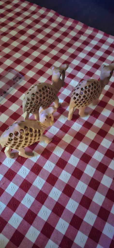 Camelos em madeira sandalo