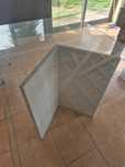 Mesa de vidro com as pernas em pedra