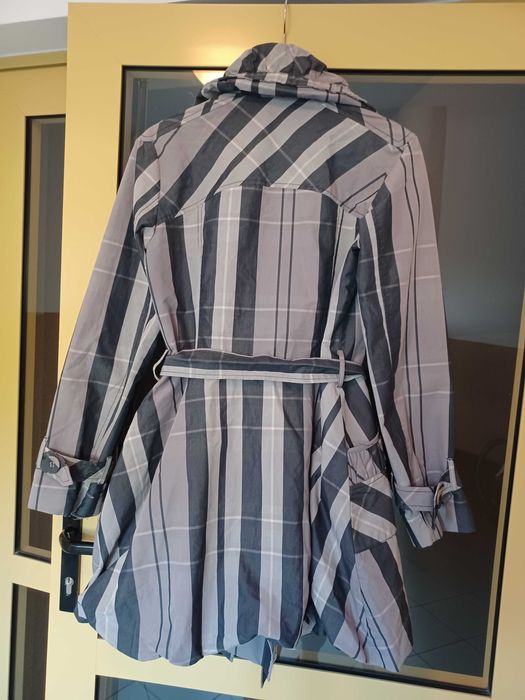 Płaszcz wczesnojesienny/wiosenny marki Betty Jackson rozmiar S/M.