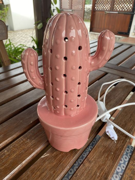 Candeeiro em cerâmica, cor de rosa, para mesinha de cabeceira