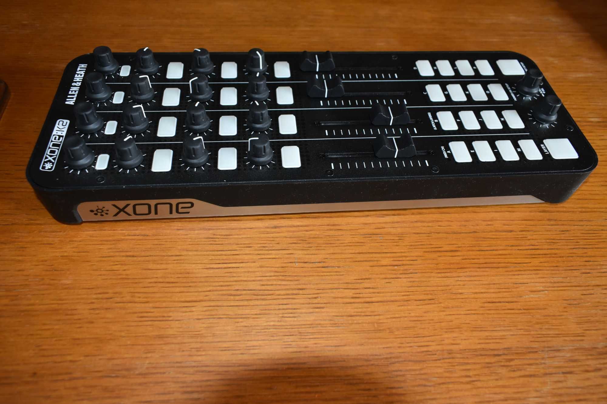 Kontroler MIDI / Interfejs audio Alleh & Heath K2