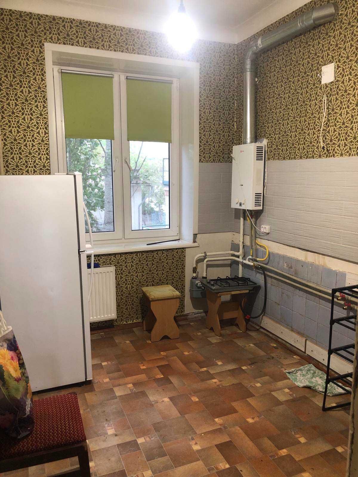 Продам 2 комнатную полнометражную  квартиру улица Базарная 3 этаж