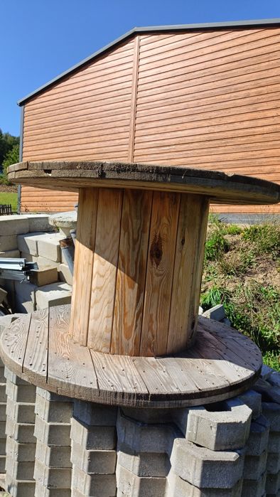 Szpula z kabla bardzo dobrym stanie