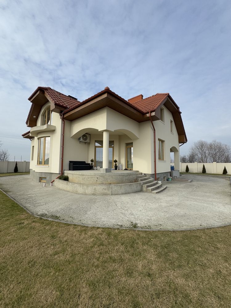 Продаж стильного будинку