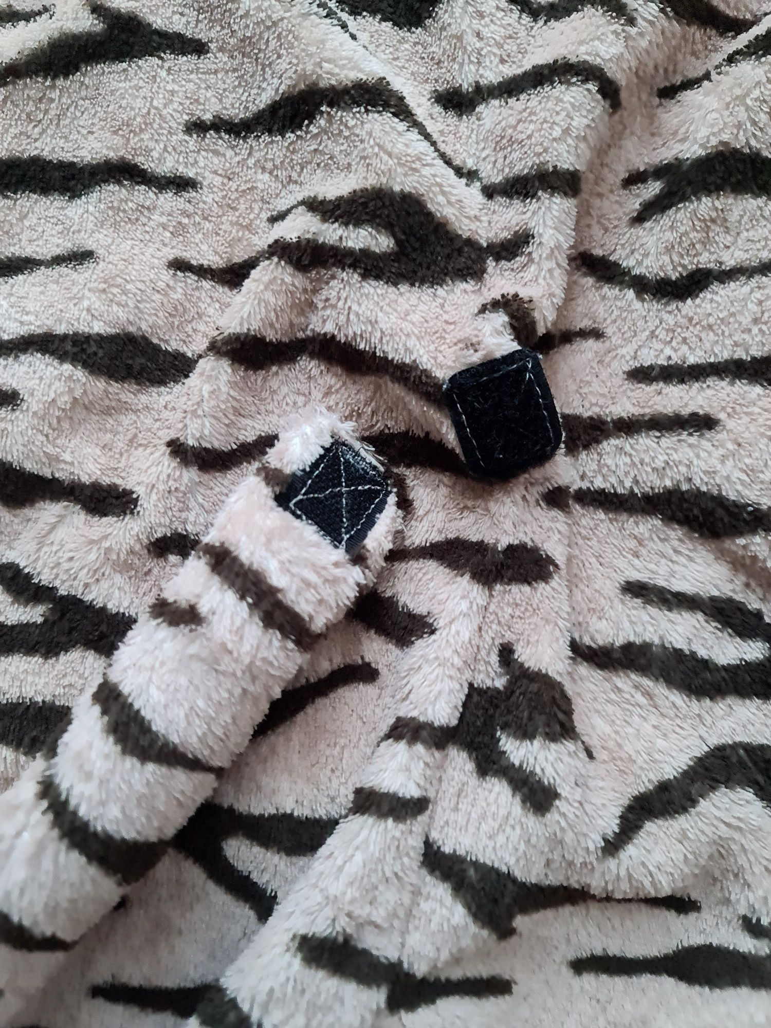Zapinany pajacyk polarowy H&M tygrysek z ogonem rozm 68 cm