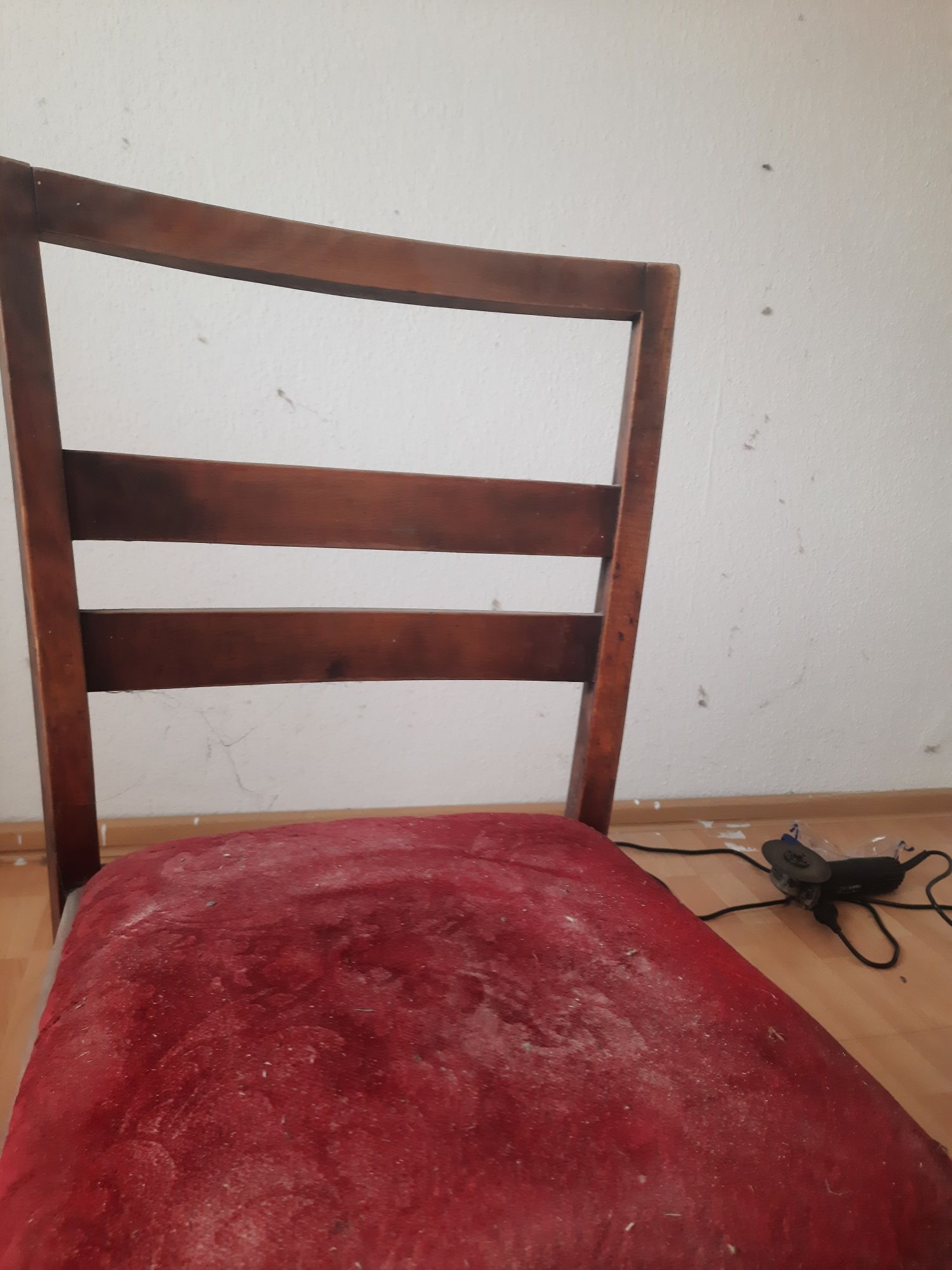 Stare krzesła na sprężynach