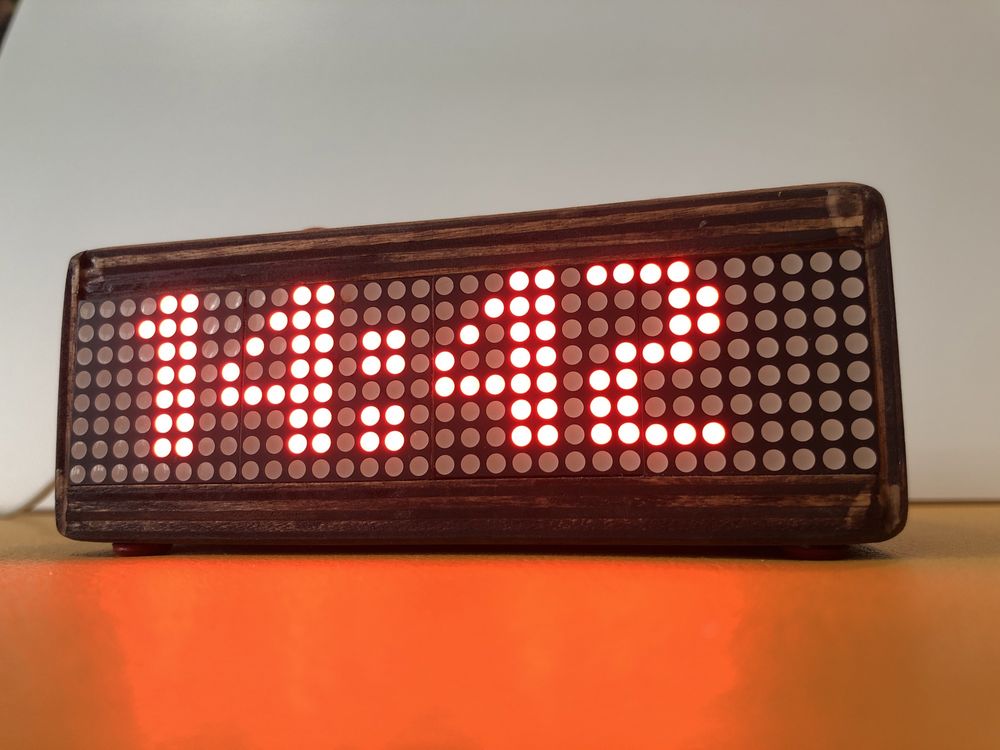 Biurkowy zegar LED z bajerami i mnóstwem funkcji