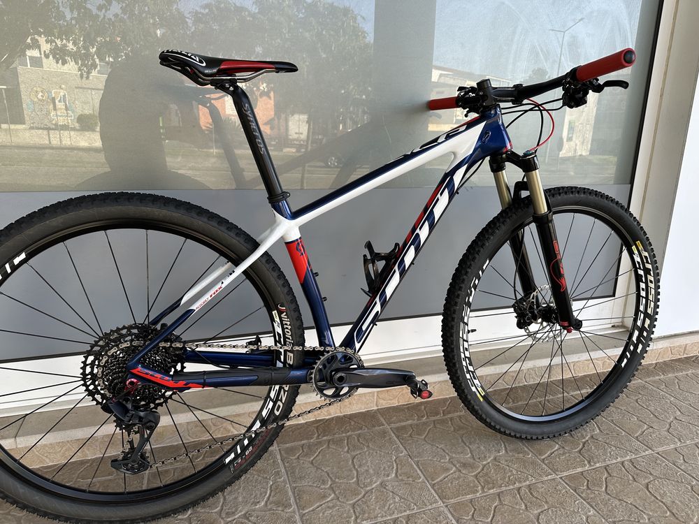 Bicicleta Scott 29 - Carbono - Bem equipada