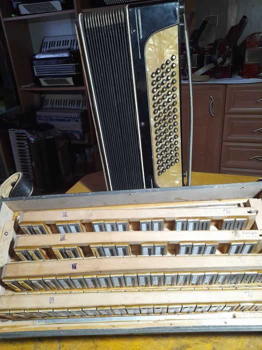 Akordeon HESS 80 basów IV chóry strój francuski /musette/