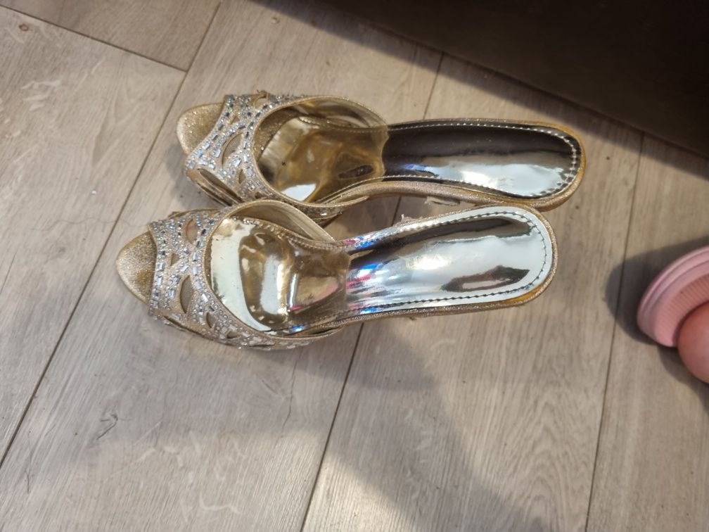 Piękne bardzo wysokie buty z cyrkoniami