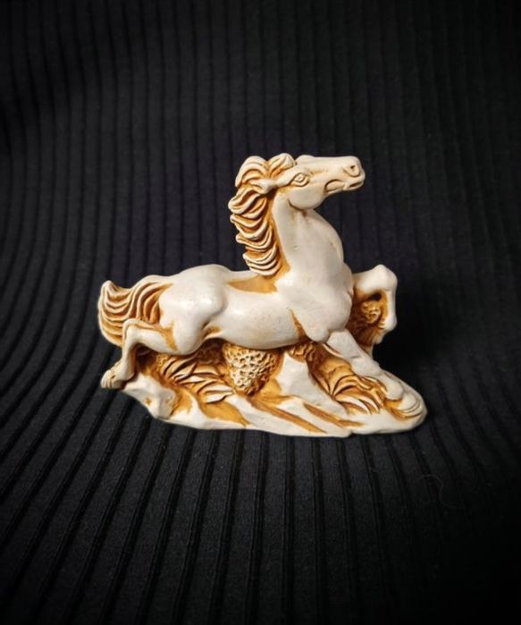 Фигурка лошадь мраморная крошка