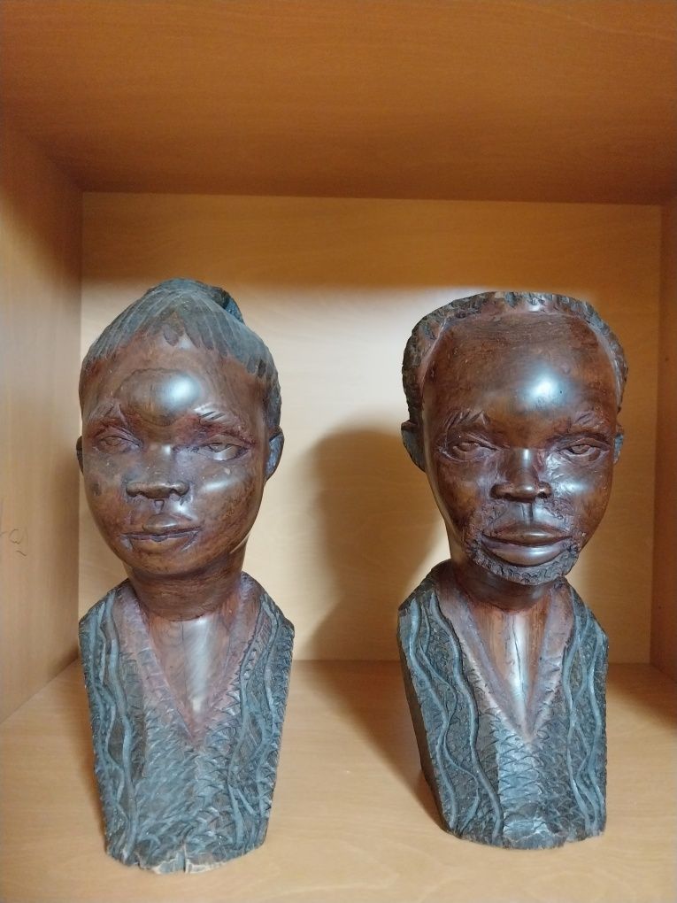 Busto de homem e mulher africana