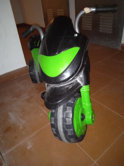 Triciclo eléctrico brinquedo