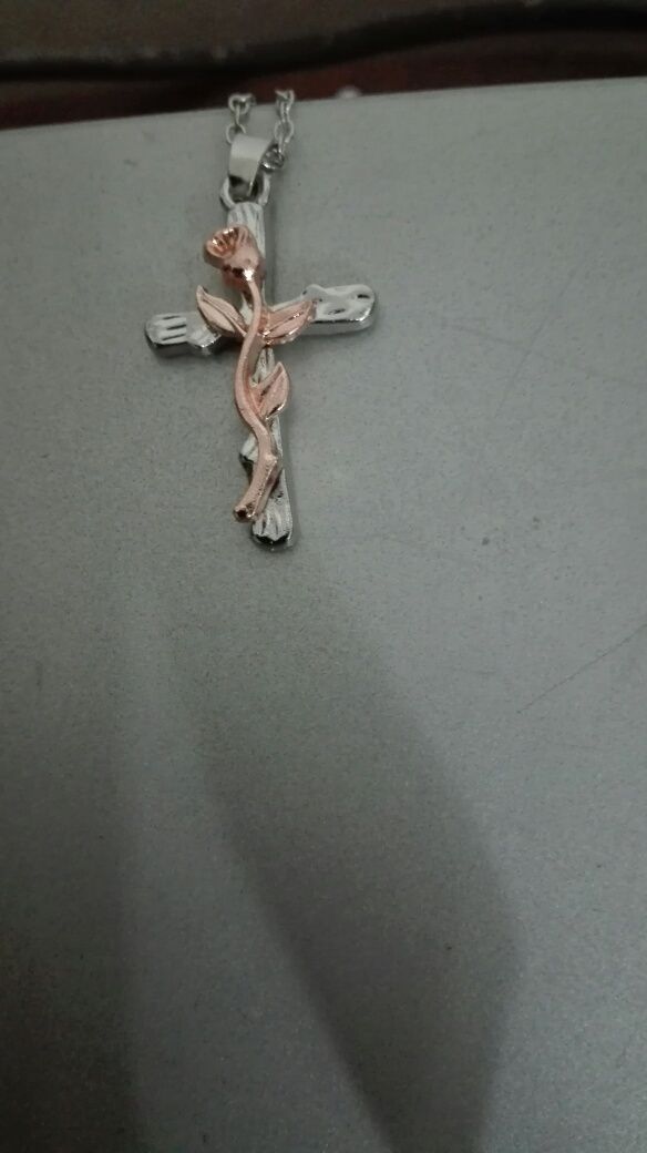 Crucifixo(com flor) e fio banhado  a Ouro