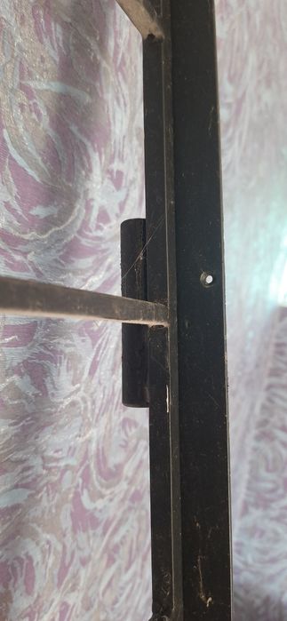 Решетка на двери с лудкой.