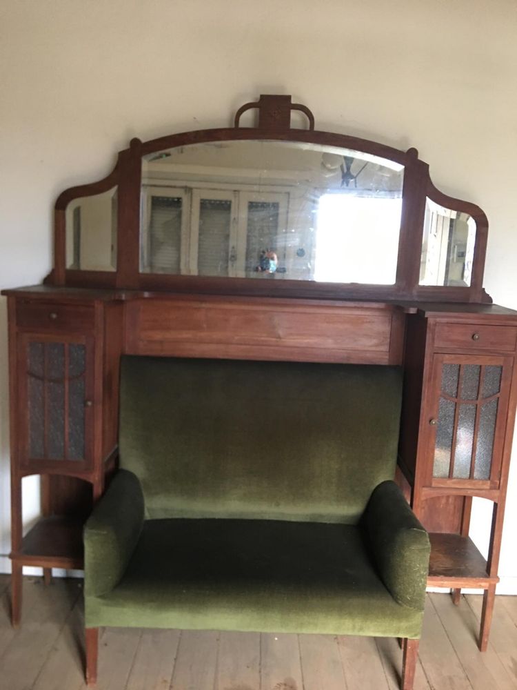 Movel antigo com sofa