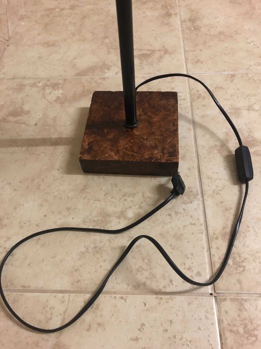 Candeeiro em bambu castanho e abajur azul turquesa