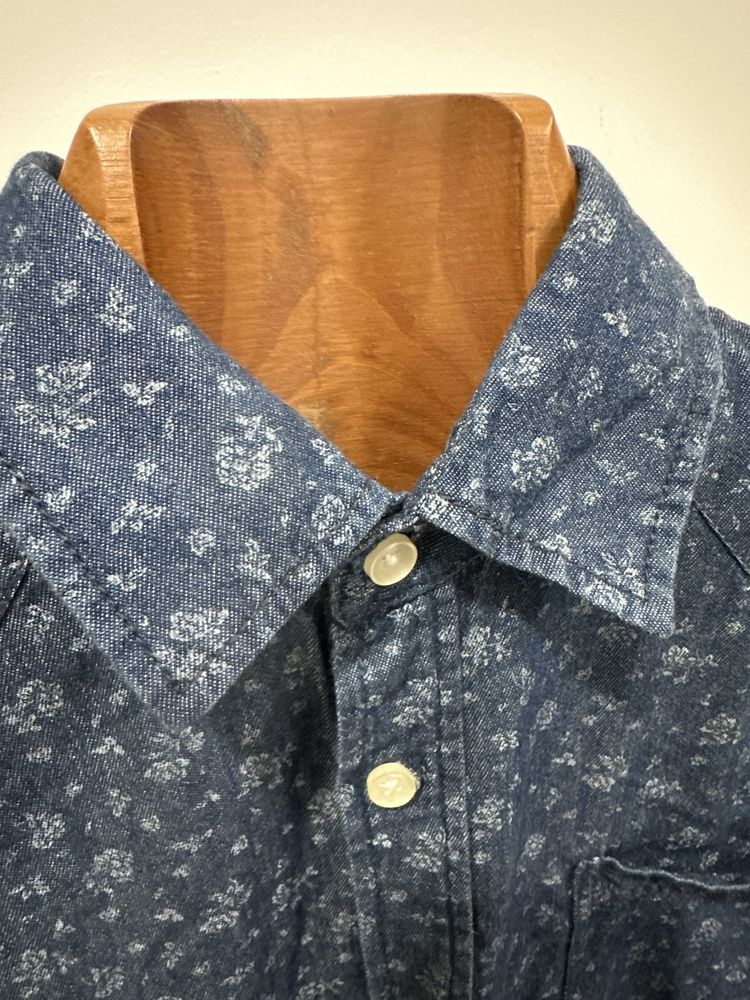 Camisa de ganga com flores