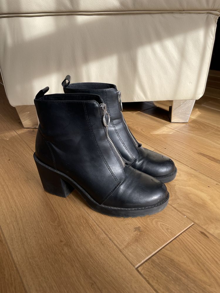 Czarne botki na obcasie z zamkiem H&M 39