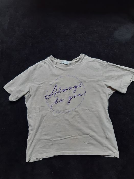 Beżowy t-shirt z filoteowym napisem 100% bawełna