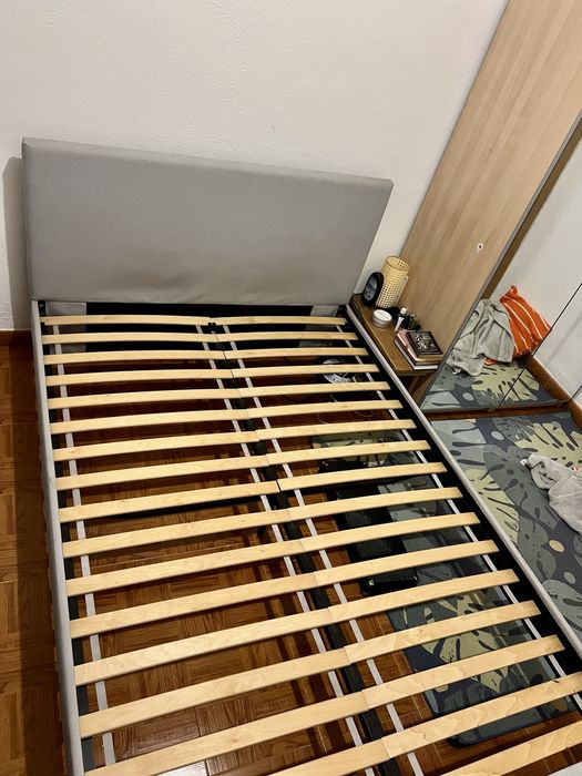 Cama casal com estrado.