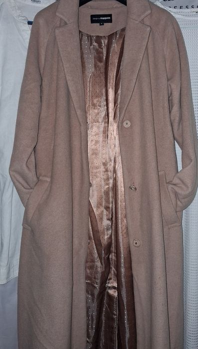 beżowy płaszcz z paskiem marki KappAhl.