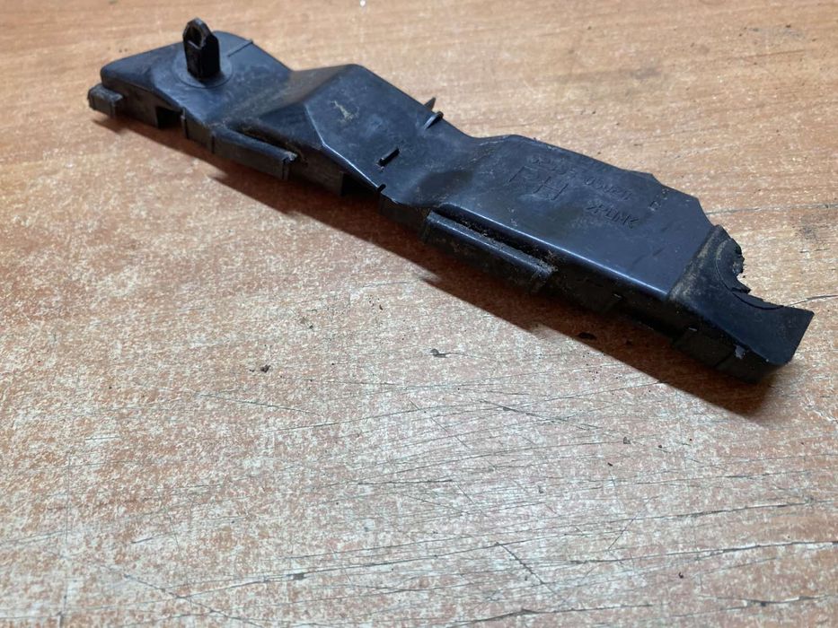 52535-05020  пепедні права направляюча пласмаса бампера Авенсіс Т25