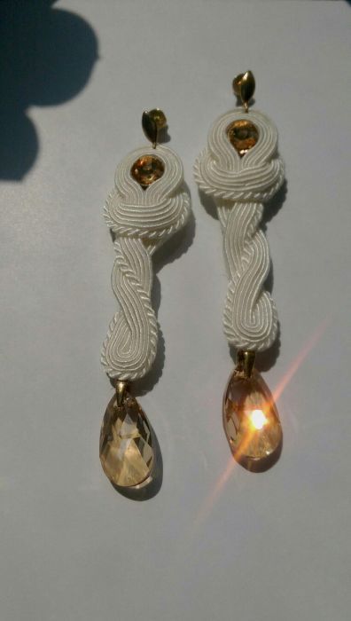 Kolczyki długie, białe, sutasz