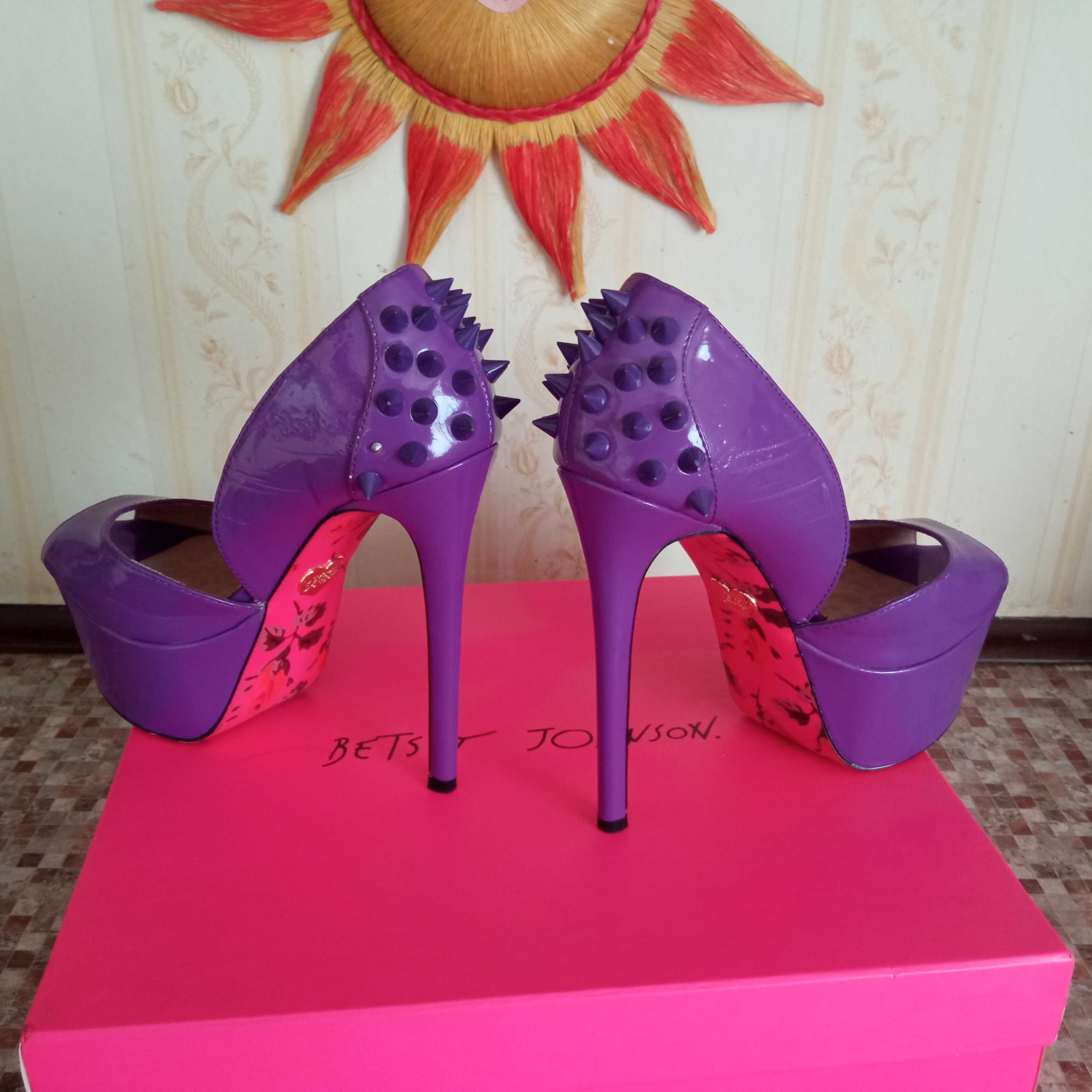 Жіночі туфлі на високому каблуці Betsey Johnson
