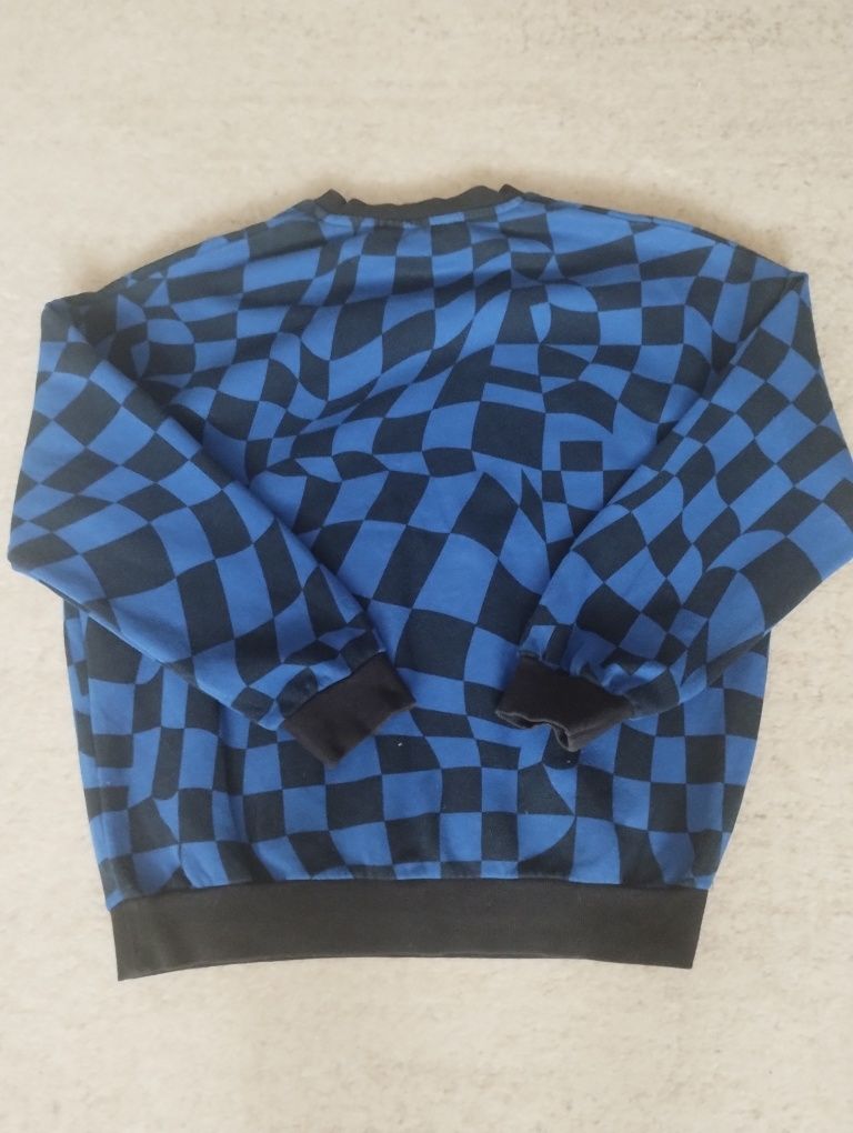 Bluza dla chłopca z długim rękawem.