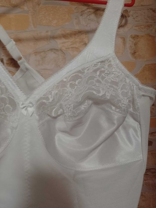 (110C) (4XL/48) Ekskluzywne,. Białe Mocno modelujące z Wiednia