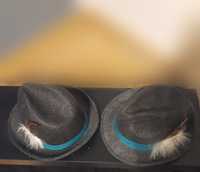 2 kapelusze z piórami