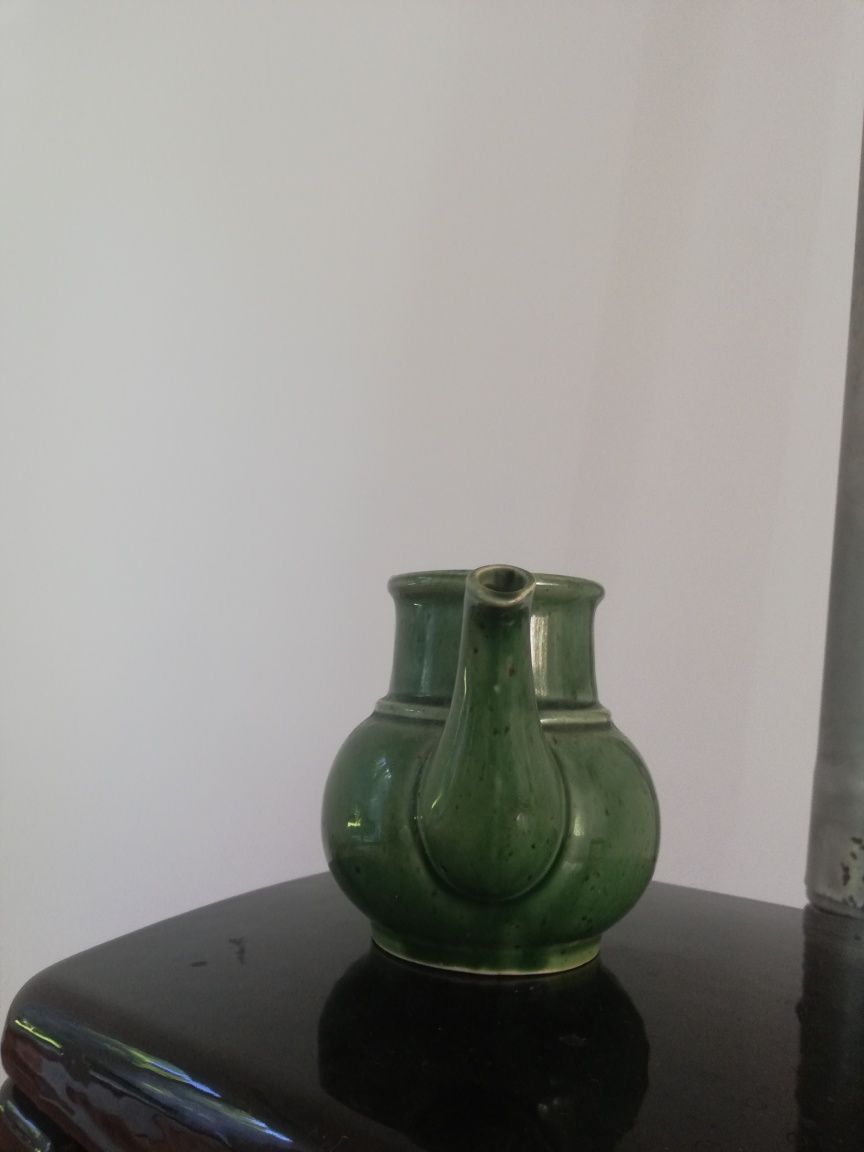 Zielony ceramiczny dzbanek, imbryk do herbaty