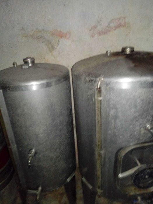 Vende-se cubas vinho